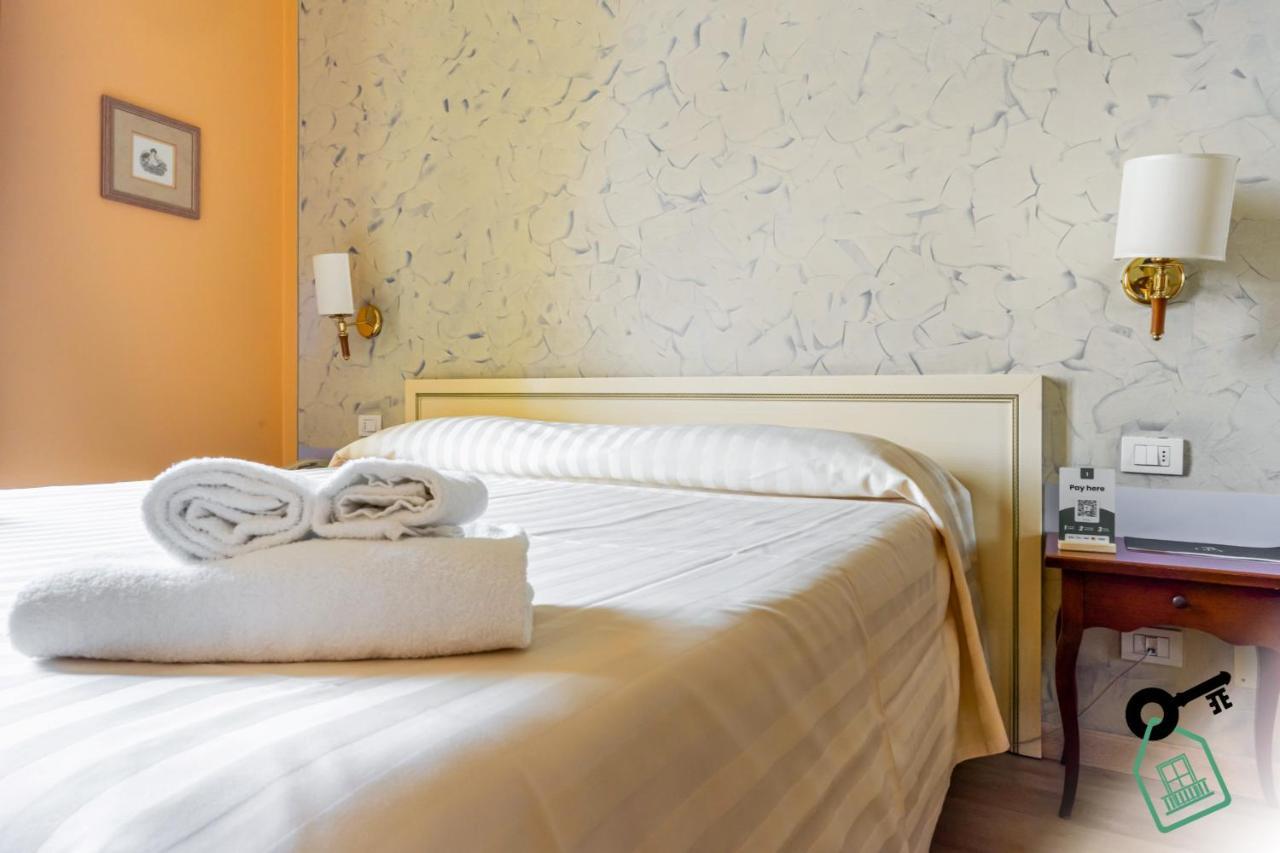 Hotel Rooms Lago Maggiore Verbania Exterior foto